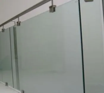 Paneles de cristal de barandal con herrajes