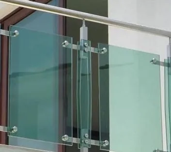 Barandal de cristal con postes y herrajes metálicos