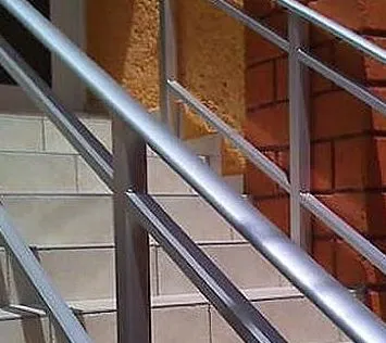 Escalera con barandal tubular