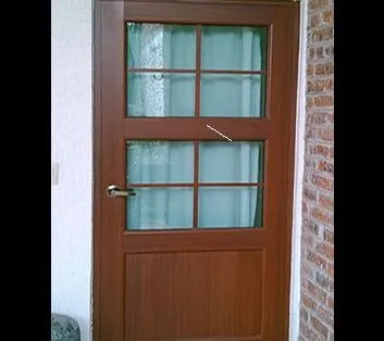 Puerta con acabado madera y cuadrícula de cristal