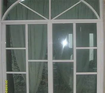 Ventana de aluminio blanco con arco superior y cuadrícula