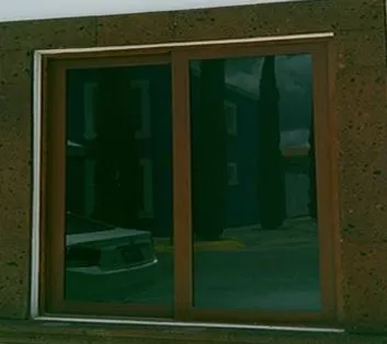 Ventana corrediza con acabado madera