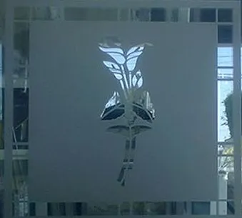 Ventana con cristal esmerilado y diseño grabado